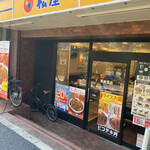 Matsuya - 会社の近くには松屋は2店舗ありますが、
                        
                        どちらも微妙な距離でして…
                        
                        それでも少しばかり近い東新宿店にお寄りしました