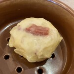 かごの屋 明石店 - かに焼売の上にタコが乗っています