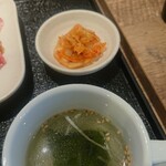 Hitoriyakinikuurufu - 小さなわかめスープとキムチ