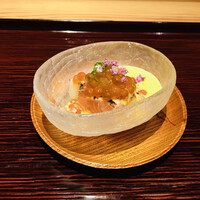 京味 もと井 - 炙りキングサーモンと新いくらの黄身酢　身が厚いサーモンの皮が香ばしくてとても美味しい！