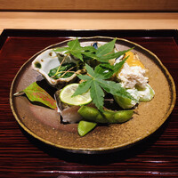 京味 もと井 - 【八寸】マスカットと胡桃の白あえ、身が厚い鱧寿司は火入れが絶妙でした。煎り胡麻にコーティングされた蓮根が香ばしく、麩田楽は柔らかでお味噌がいい味わい。菜葉のお浸しにはこのわたがアクセントに