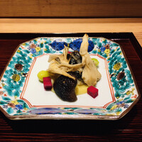 京味 もと井 - 鰆と銀杏、舞茸や椎茸　ふっくら焼かれた鰆が美味しい。ビーツと銀杏の色合いがカラフルで器とマッチして可愛いらしい♡