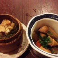 玄海 本店 - 煮物は鶏、人参、牛蒡、左は焼売