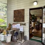 Nagayamon kohi kafe tikaru - お店の入り口は、色々なものが置かれています。ビリケンさんも！