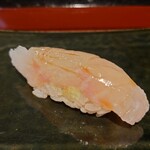 丸吉寿司 - アズキマス
            超高級魚「クエ」と同格の味と価格とネットに書かれていた。
            白身魚の旨味と赤酢のシャリ、山葵のバランスが良いんだよねえ