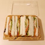 道産パン工房 夢力 - 料理写真:アボカドスモークサーモンサンド 380円