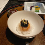 水暉 - 〆の卵黄の天麩羅ご飯。「瓶が終わりだったので多めに乗せときました」とのこと。