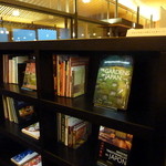 虎屋菓寮 - 2012年11月自由に読める本も、京都らしいですね♪