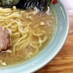 ラーメン六角家 - 鶏油たっぷりのスープ。