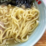 ラーメン六角家 - 酒井製麺の中太麺。