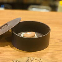 アラルデ - ① フォアグラ+シェリー酒（モスカテル）とヘーゼルナッツのボンボンショコラアイス、バスク岩塩かけ