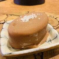 アラルデ - ① フォアグラ+シェリー酒（モスカテル）とヘーゼルナッツのボンボンショコラアイス、バスク岩塩かけ