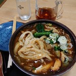 吉見うどん - 麺はこんな感じ。具がてんこ盛りだ(笑)