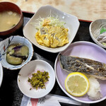大漁 - 今日の日替り定食は焼魚メイン、650円です。