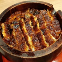 うなぎ和食 しら河 名駅店 - 地焼きならでは、パリッと焼かれた表面の香ばしさに悶絶♪脂ののった鰻の旨味とカリカリの表面が絶妙のコントラスト