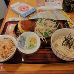 武州うどんあかねandみどりダイニング - ハンバーグ定食：チーズ、冷たいうどん、キノコご飯（\935）