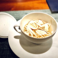 蒼 - ◉ 愛媛今治の鱧のコンソメと久慈の松茸を合わせて
                    大ぶりの鱧のを丸ごと一匹…頭の骨でとったお出汁に一匹分のすり身を加えてコンソメに。塩や調味料を一切使用ぜず。出だしから滋味香る味わい