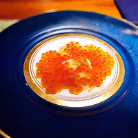 蒼 - ◉ 知床産新いくらの冷製フェデリーニ　いくらを硬水で下処理し、出汁に５分程つけ卵の風味が残るように仕上げ。下のパスタは銚子産の蛤の身だけで濃厚な出汁を抽出し、フェデリーニ目いっぱい吸わせたもの。
                    