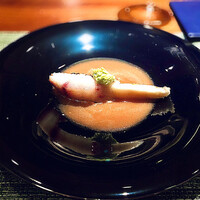 蒼 - ◉ 五島列島産の非常に大きな縞鯵を乾燥レモングラスの藁で軽く燻してから紀州備長炭で火入れ。ソースはフルーツトマトと熟成サヴァニアンビネガー、シャンパーニュを使ったもの。おろし山葵を添えて。