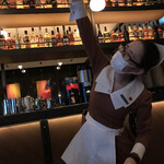 ロウリーズ・ザ・プライムリブ - ドレッシング投下