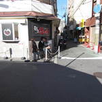 麺屋彩々 - 3人以上の場合はこっちから並びます。