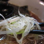 麺屋彩々 - ネギ持ち上げ～