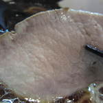 麺屋彩々 - チャーシュー持ち上げ～