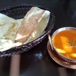 アジアンダイニング　AAGAN - でかでかナンと、日替わりカレー。ごめんなさい、サラダはカレー来る前に食べちゃいました(゜ロ゜)