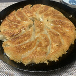 生餃子専門店 ぽんぽこ - お湯を入れてカリカリしたらひっくり返します。