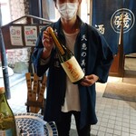 Matsumotohansakaba Shuraku - 大信州酒造の広報担当N村さん。
      お話を聞くと私達の後輩になるそう！(笑)
      
      こういう出逢いも旅の醍醐味ですね♪(о´∀`о)
      お隣には「私は何もせんむです！」と面白い専務さんもいらっしゃいましたよ♪