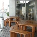 アッカリーオ - ベランダにもテーブル椅子が。