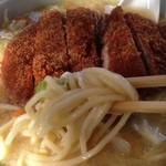 銀河のチャンポン - 中太麺。玉子スープみたいなスープ。