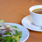ラ・ピアンタ - ランチ付帯のサラダとスープ。