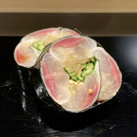 戸越銀座 鮨 ばんど - 鰯の海苔巻き
                    胡瓜の皮を薄く切り、ガリと一緒に鰯でクルッと海苔巻きに、ガリの甘酸っぱさと胡麻の風味に鰯の脂がとても合います。
                    血合いの色が見た目にも綺麗な配色、つまみにぴったりです♪