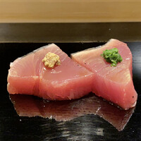 戸越銀座 鮨 ばんど - 鰹
                    葱と生姜、和辛子をちゃんと乗せ二つの味をいただきます。
                    戻り鰹が脂が乗り厚く切られた身の美味しいこと。
                    欲を言うならば、皮目を藁で燻し香り付けすると、血合いの感じがもっと良くなると思います。
