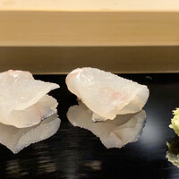 戸越銀座 鮨 ばんど - ヒラメ
                    軽く塩で脱水された身の締まりと甘みが良いです。