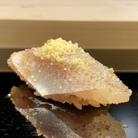 戸越銀座 鮨 ばんど - 春子鯛
                      酢でしっかりと締めた身はとても柔らかでしっとり、黄身朧のほのかな甘みが酸味と良い塩梅です。