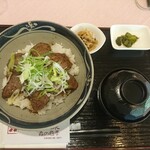湯の沢温泉 森の四季 - エゾ鹿丼〜味噌汁、香の物、小鉢(お揚げと切り干し大根)