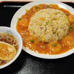 喜龍 - 海老チリチャーハン。スープ付き。