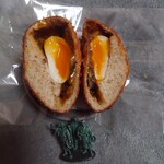 パン工房 ぐるぐる - 全粒粉の半熟卵風カレーパン_238円