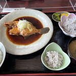 Ikeda Maru - 本カワハギの煮魚＋しらす釜揚げ（ピンク皿）