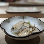 菊鮨 - ◆湯引きした鱧（宇部）、松茸（岩手）・・鱧は丁寧に骨切りされていて食感もよく美味。松茸もタップリで贅沢な品。 薄味ですので、鱧と松茸の旨味をよく感じます。