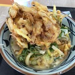 Marugame Seimen - 野菜かき揚げをうどんの上へ。うどんが見えません(2021.8.31)