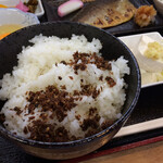 丼物と定食専門のお店 丼なもん家 - ご飯は丼にたっぷり…自家製鰹ふりかけも