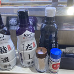 かっぱ寿司 - 醤油3種と天塩　小箱にはワサビと甘ダレ