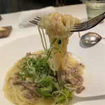 メイ - ホロホロ鶏のガラから2〜3時間かけて取ったブイヨンにホロホロ鶏のほぐし身、たっぷりの九条ネギと柚子胡椒で味付けしたラーメン