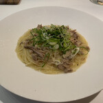 メイ - ホロホロ鶏のガラから2〜3時間かけて取ったブイヨンにホロホロ鶏のほぐし身、たっぷりの九条ネギと柚子胡椒で味付けしたラーメン