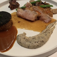 メイ - 岩手県石黒農場のホロホロ鶏尽くし　　　・もも肉のバロティーヌ、マスタード、竹炭を混ぜたパン粉にロベールソース
                    ・胸肉のロースト、ジュのソース
                    ・レバー、砂肝