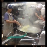 青島食堂 - ザル上げの妙技