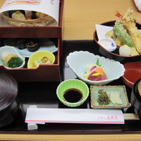 美濃吉 京王新宿店 - 京弁当　ずわい蟹と海老・野菜揚げ物付き　\2,940